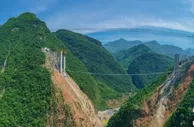 西南地区最高拱桥首段钢管拱肋安装到位