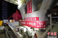 国内首座上跨运营高铁钢桁梁桥河北廊坊成功转体