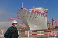 中国首制大型邮轮实现坞内起浮里程碑节点