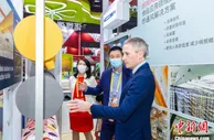 丹麦王国驻华大使进博会上“带货”：丹麦“潮品”与中国“潮流”