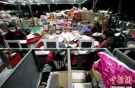 中国快递年业务量首次突破千亿件大关