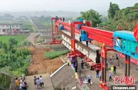 成昆铁路扩能改造工程峨眉冕宁段开始T梁架设