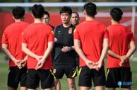 媒体人：李霄鹏还有中超队能执教吗？武汉队也解散了...