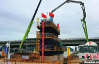 深汕西高速改扩建工程长沙湾特大桥首个主墩浇筑完成