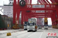 山东港口日照港正式启用全球首个顺岸开放式全自动化集装箱码头