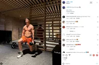 肌肉线条完美????????莱万晒健身照：在健身房的早晨