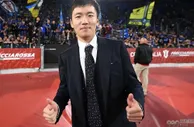 足球资讯：无视“滚蛋”横幅！张康阳顶着巨额债务，为国米增资7亿，暂不卖队