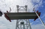 深中通道海上首片混凝土箱梁架设成功