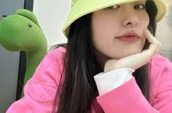 赵丽娜社媒晒照：今天的配色有点粉，祝大家元宵快乐呀～