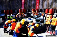 我国高寒地区高速公路首座同跨区间高铁及普铁转体桥球铰安装完成