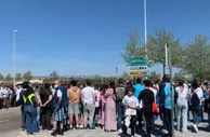 人气火爆！众多皇马球迷在训练基地外蹲守球队