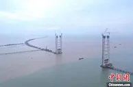 大湾区核心工程深中通道中山大桥西主塔完成封顶