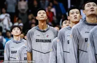 篮球赛报：季后赛两战狂胜71分！12人轮换全部得分 谁能拦住八冠王？