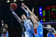玩球赛报：CBA宿敌对决辽宁大胜新疆夺23连胜 郭艾伦狂砍32分