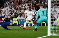 足球赛报：西甲-皇马2-0巴萨反超登顶 维尼修斯破门梅西失良机