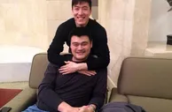 篮球资讯：为了跟姚明合影不尴尬，大家是各显神通！成龙搞笑 费德勒机智