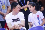 篮球资讯：姚明9岁女儿又长高！网友猜测已经1.70米 身高超过旁边阿姨