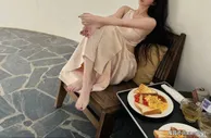 演绎极致时尚尤物韵味，以优雅性感诠释丝绸风情
