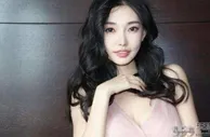 读大二就被王晶看上，出演3部电影捞金26亿，如今是“最美晶女郎”