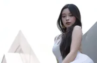 白色之舞！连体衣美女街头漫步，身材曼妙，回头率嘎嘎的！