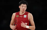 双双离场！周琦复出战被驱逐 杨瀚森拿两双六犯罚下