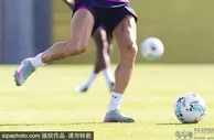 莱万缺席西甲首轮，社媒晒与爱车合照：夏天骑自行车感觉更棒！