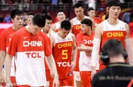篮球话题：上飞机就看综艺，只有阿联知道自己该做啥：中国男篮输球不冤枉