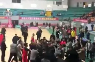玩球网报：民间篮球赛爆发大规模冲突 场面混乱多人受伤