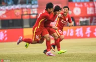 足球赛报：中超-亚泰1-2富力遭4轮不胜 补时判2点球雷鸟绝杀