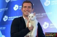 足球赛报：世界杯官方预言帝！白猫挑战章鱼保罗 吃猫粮预测胜负