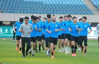 足球资讯：连沪对决成保级大战 大连盼主场首胜申花争反弹