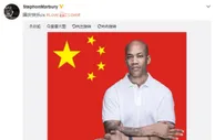 马布里中文送国庆节祝福 五星红旗面前展现中国心
