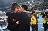 足球资讯：画面太美！李铁与李玮锋拥抱在一起，他们曾是“英超＋国足”队友