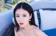 玩球花边：清纯可人施忆佳，玉软花柔、肤如蛋清、身姿迷人
