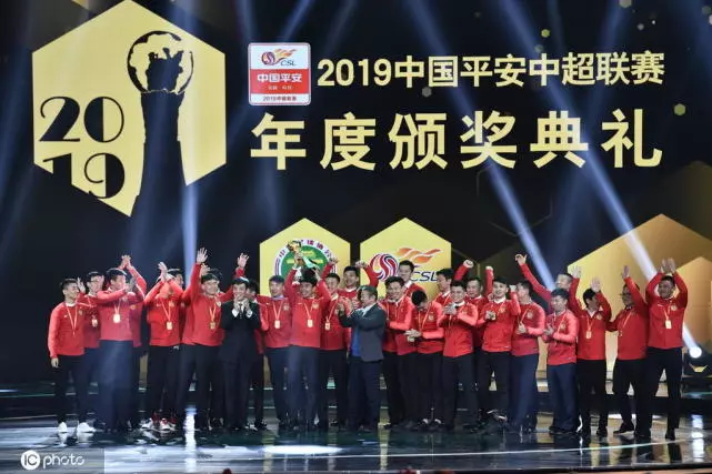 足球资讯：中超颁奖一览：保利尼奥当选赛季MVP 李霄鹏获最佳教练