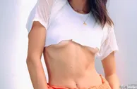 足球花边：西蒙斯女友詹娜夏日穿搭：爱露香肩 长腿迷人