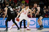 【中国篮球往事】周琦正式签约火箭队 王治郅国家队球衣退役