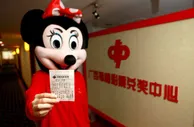 国内彩市：年轻貌美姑娘生日许愿中大奖 美梦成真获915万
