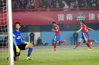 玩球赛报：中超-埃神补时将点球离谱打飞 建业2-1恒大