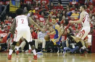 玩球赛报：库里复出再伤退！勇士三分破纪录大胜火箭3-1