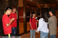 博彩资讯：国足深夜抵韩20多球迷迎接 酒店专门铺设红毯