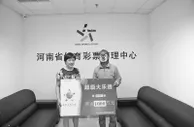 彩票新闻：男子10元中1000万戴面具领奖:我都感觉不真实