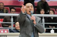 玩球资讯：CBA队老板斥裁判大闹赛场 中国篮球没希望了
