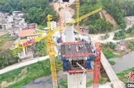 梅龙铁路四标段最大跨度连续梁开始浇筑