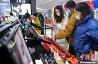海南离岛免税火热新春渐成新年俗 游客市民各得其乐