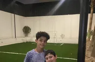 ????有点怪？迷你罗穿利物浦训练服与伙伴合影，此前效力曼联青训