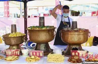 西宁湟中区“暖锅美食节”开幕 1.2吨铜锅煮肉