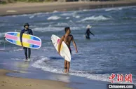 海南万宁：“浪尖”上舞出休闲运动新风尚