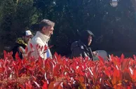 梅西小法带家人去巴黎迪士尼乐园玩，穿连帽卫衣还是被不少人拍到