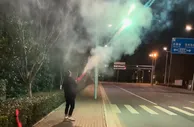 足球资讯：中国女足夺冠后：球迷烟花炮轰男足隔离酒店3分钟 大呼起床了！